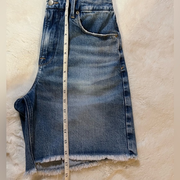 Good American Bermuda Good Icon Jean Denim Distressed Shorts Size 4/27 - Picture 8 of 9